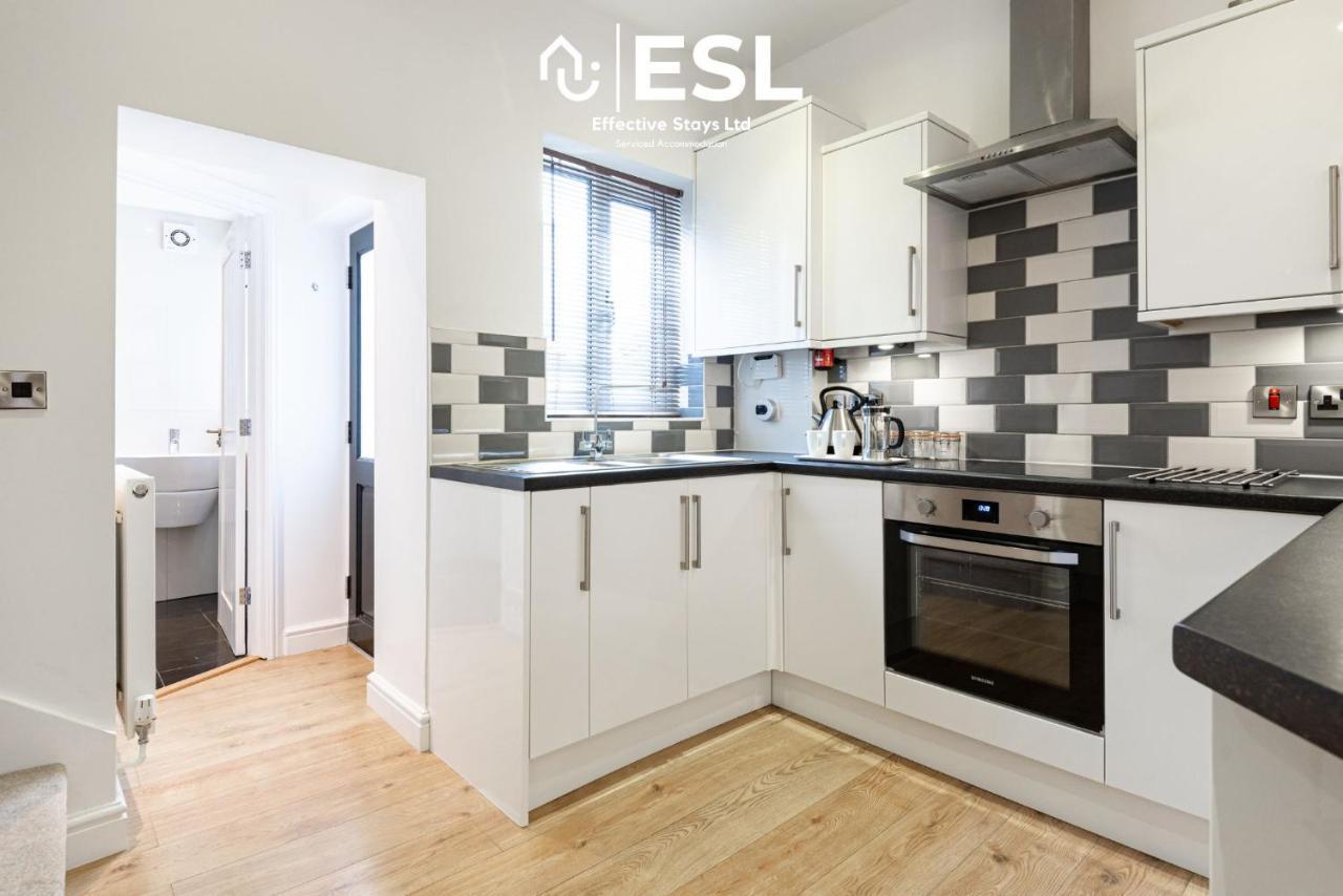 2 Bedroom Terrace Cottage, Parking, 5 Minutes Drive To Royal Shrewsbury Hospital Exterior photo
